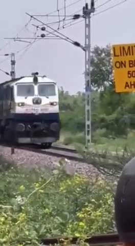 Индийцы и поезда: подборка