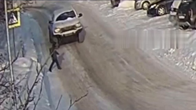 В Первоуральске внедорожник сбил парня на пешеходном переходе