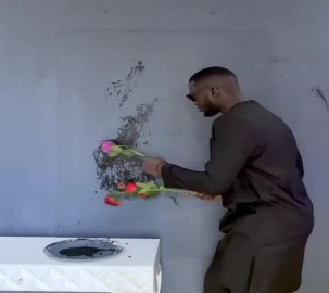 Художник рисует цветами